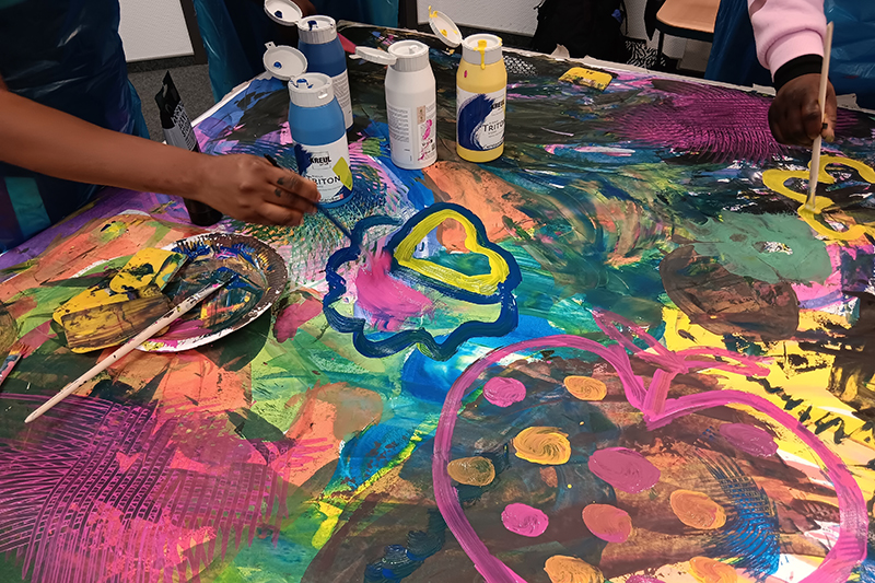 Das YUNA Café schafft Raum für Begegnung und Austausch